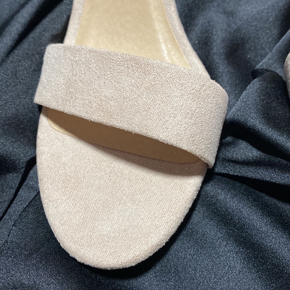 CL by Laundry Sandals. Nude Size 7 1/2 - Picture 7 of 9